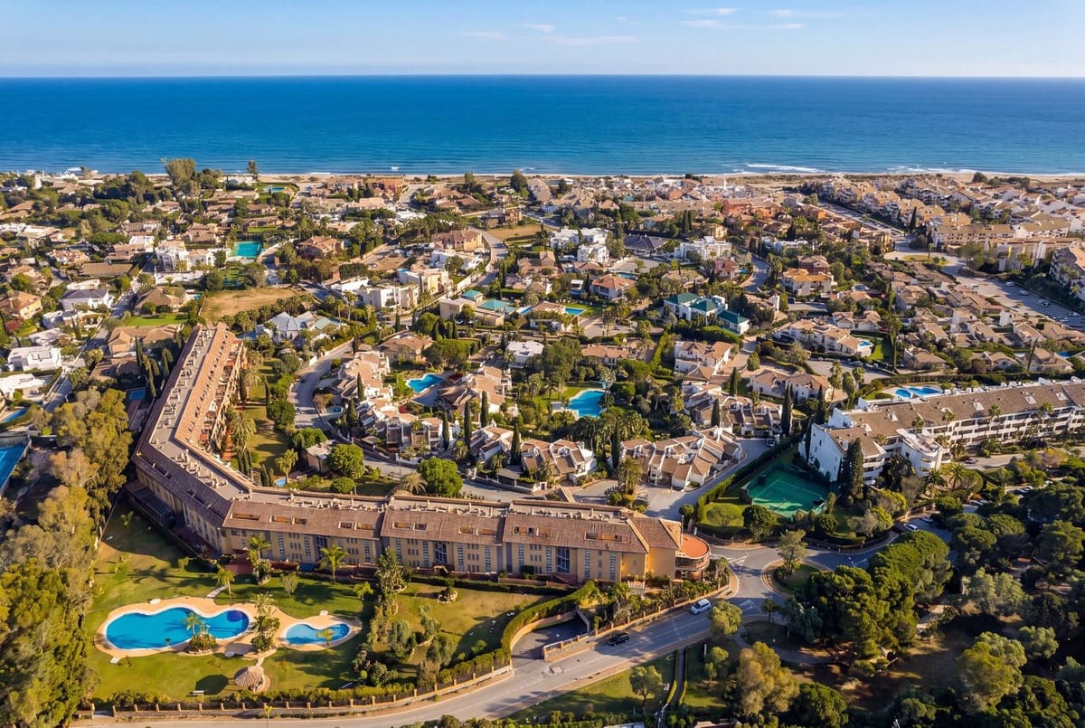 2 bedroom Apartment for sale in Bahia de Marbella with pool garage - € 646,000 (Ref: 10026197)