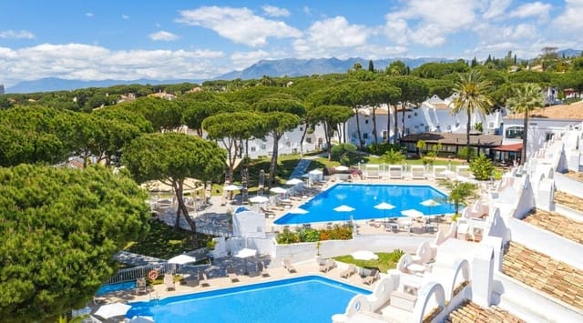 2 sypialnia Apartament na sprzedaż w La Reserva, Marbella z basenem garażem - 365 000 € (Ref: 10048463)