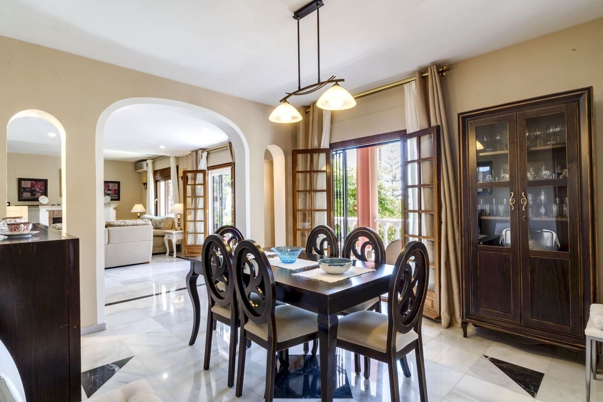 5 sovrum Villa till salu i Marbella med pool garage - 1 550 000 € (Ref: 10057208)