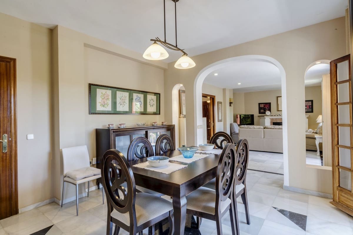 5 sovrum Villa till salu i Marbella med pool garage - 1 550 000 € (Ref: 10057208)