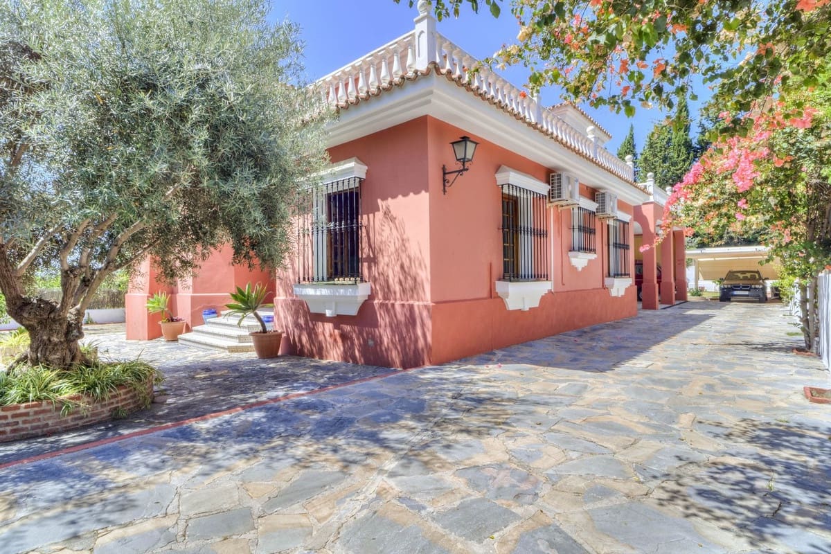 5 sovrum Villa till salu i Marbella med pool garage - 1 550 000 € (Ref: 10057208)