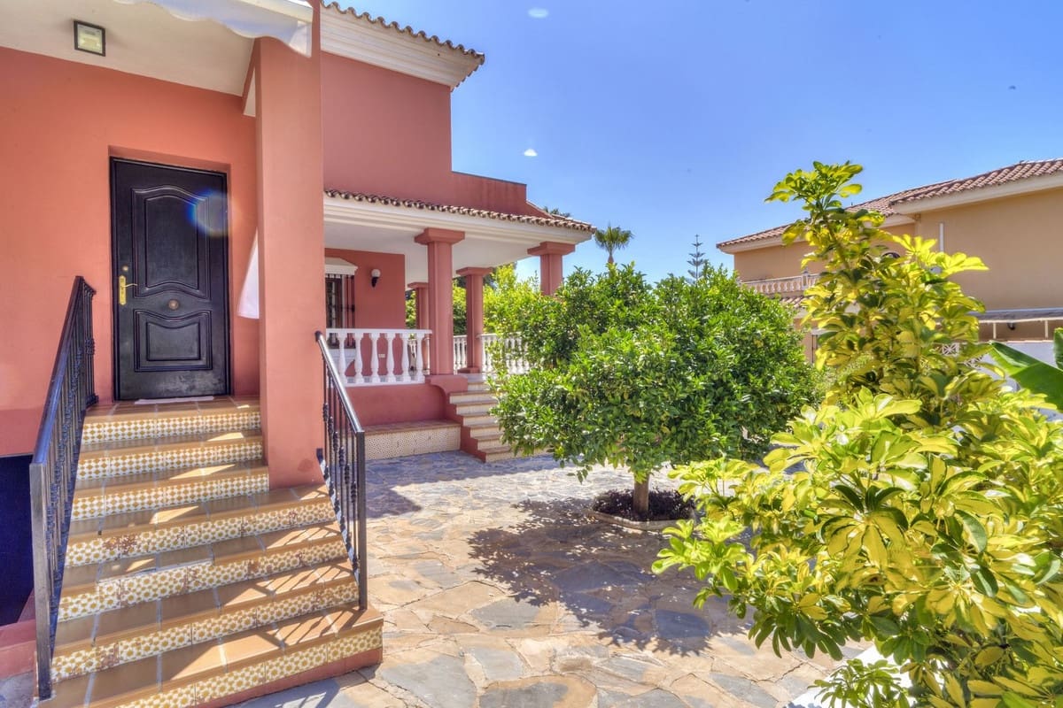 5 sovrum Villa till salu i Marbella med pool garage - 1 550 000 € (Ref: 10057208)
