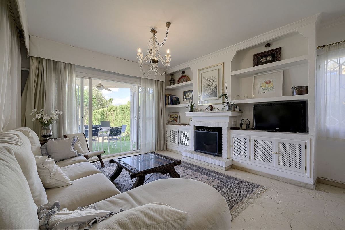 5 bedroom Villa for sale in Marbella with pool - € 1,425,000 (Ref: 10073277)