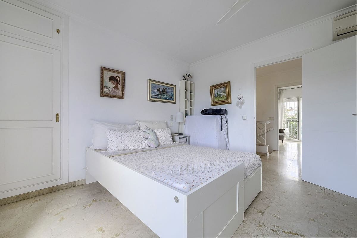 5 bedroom Villa for sale in Marbella with pool - € 1,425,000 (Ref: 10073277)