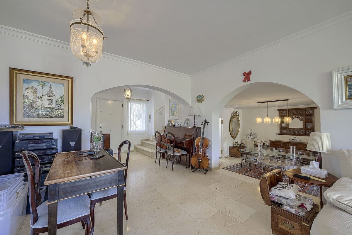 5 bedroom Villa for sale in Marbella with pool - € 1,425,000 (Ref: 10073277)