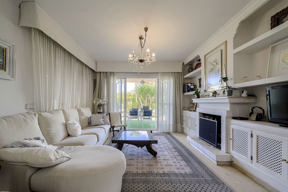 5 bedroom Villa for sale in Marbella with pool - € 1,425,000 (Ref: 10073277)