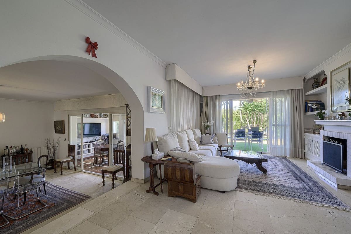 5 bedroom Villa for sale in Marbella with pool - € 1,425,000 (Ref: 10073277)