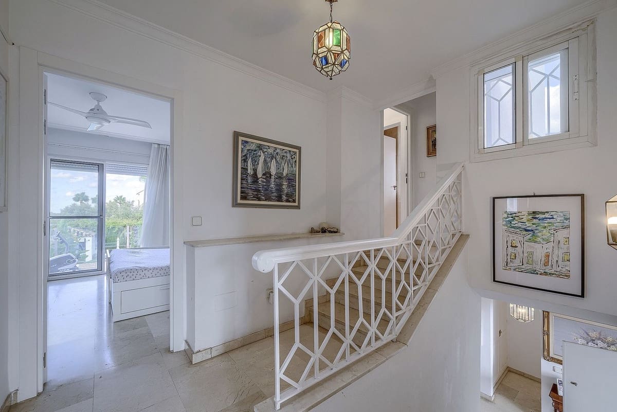 5 bedroom Villa for sale in Marbella with pool - € 1,425,000 (Ref: 10073277)