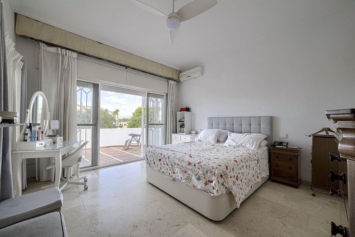 5 bedroom Villa for sale in Marbella with pool - € 1,425,000 (Ref: 10073277)