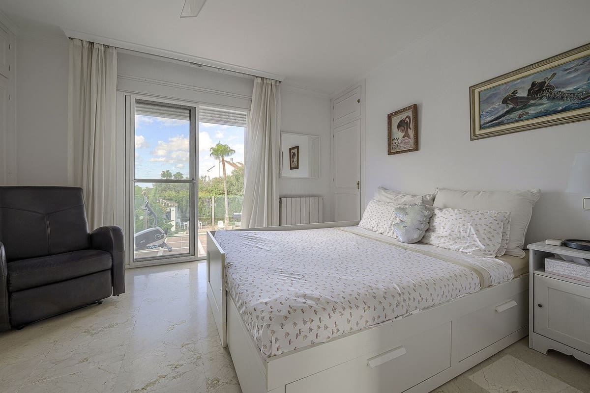 5 bedroom Villa for sale in Marbella with pool - € 1,425,000 (Ref: 10073277)