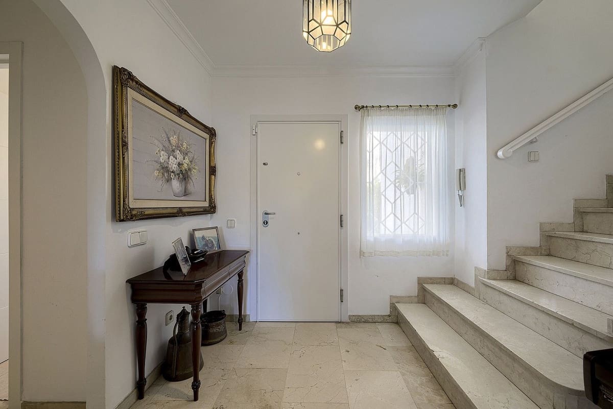 5 bedroom Villa for sale in Marbella with pool - € 1,425,000 (Ref: 10073277)