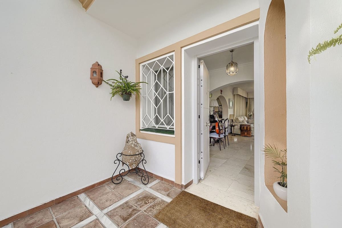 5 bedroom Villa for sale in Marbella with pool - € 1,425,000 (Ref: 10073277)
