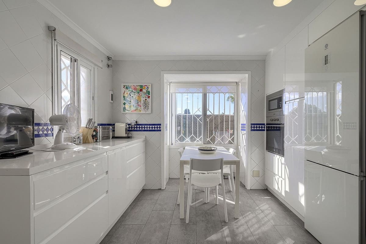 5 bedroom Villa for sale in Marbella with pool - € 1,425,000 (Ref: 10073277)