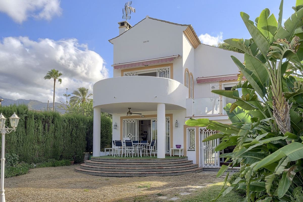 5 bedroom Villa for sale in Marbella with pool - € 1,425,000 (Ref: 10073277)