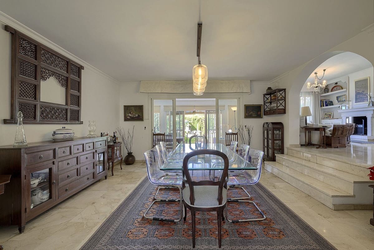5 bedroom Villa for sale in Marbella with pool - € 1,425,000 (Ref: 10073277)