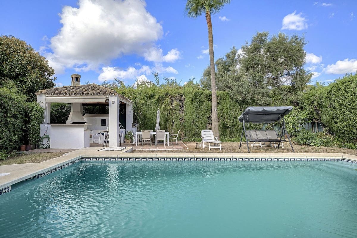 5 bedroom Villa for sale in Marbella with pool - € 1,425,000 (Ref: 10073277)