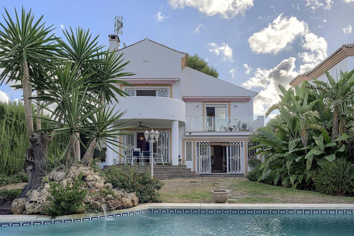 5 bedroom Villa for sale in Marbella with pool - € 1,425,000 (Ref: 10073277)