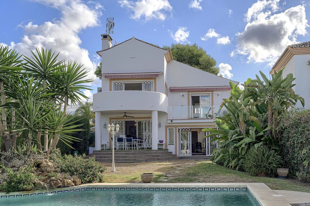 5 bedroom Villa for sale in Marbella with pool - € 1,425,000 (Ref: 10073277)