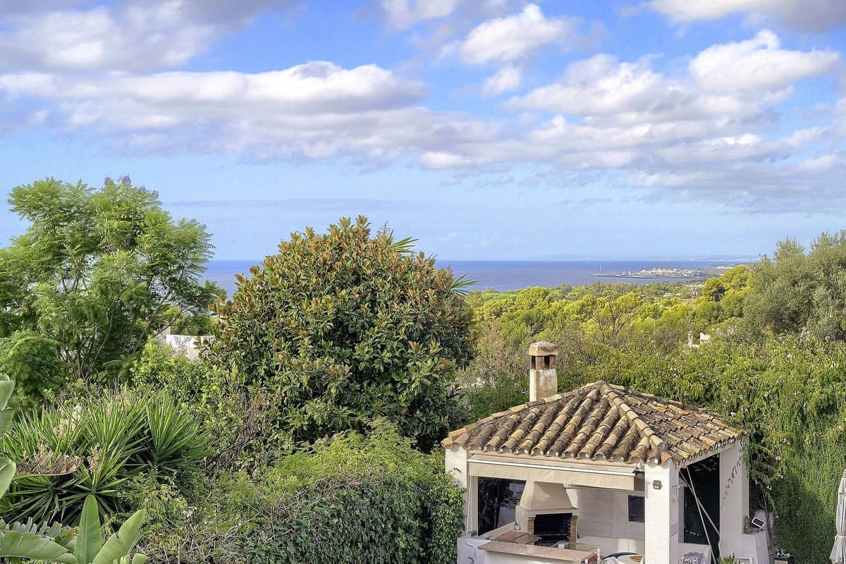 5 bedroom Villa for sale in Marbella with pool - € 1,425,000 (Ref: 10073277)
