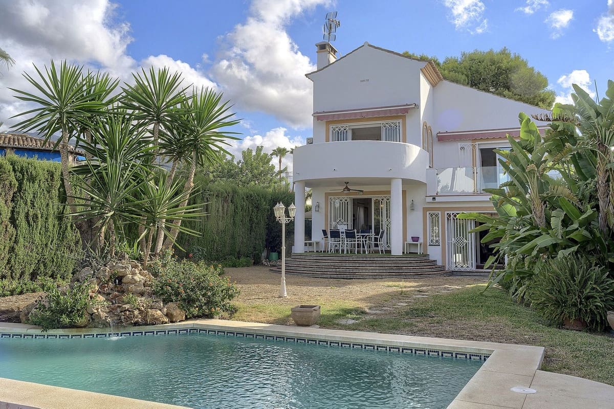 5 bedroom Villa for sale in Marbella with pool - € 1,425,000 (Ref: 10073277)