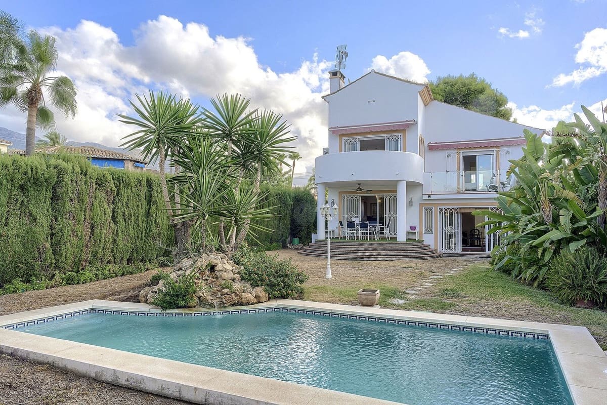 5 bedroom Villa for sale in Marbella with pool - € 1,425,000 (Ref: 10073277)