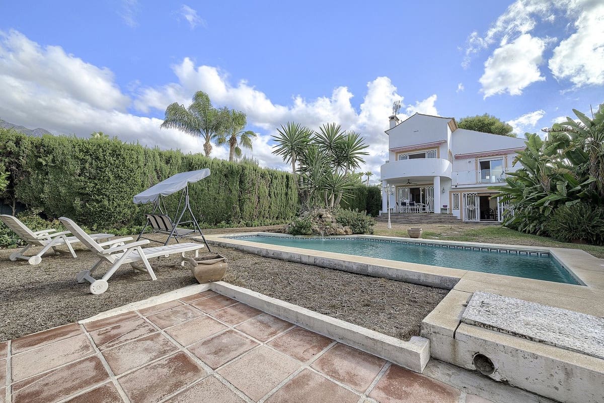 5 bedroom Villa for sale in Marbella with pool - € 1,425,000 (Ref: 10073277)
