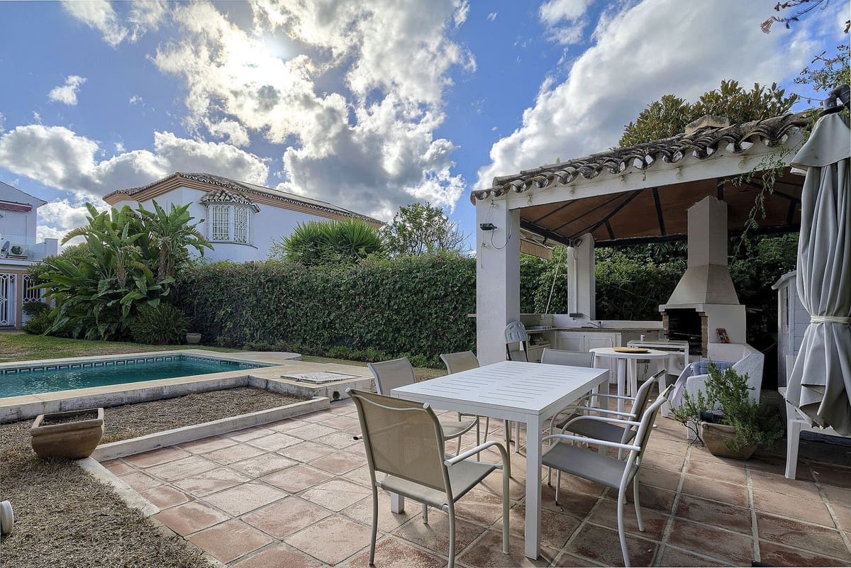 5 bedroom Villa for sale in Marbella with pool - € 1,425,000 (Ref: 10073277)