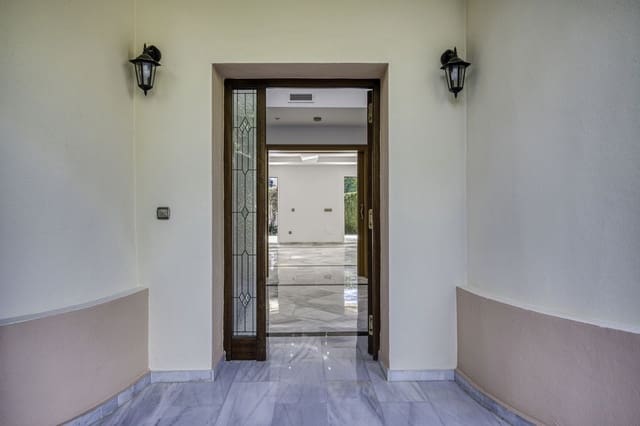 4 sypialnia Willa na sprzedaż w El Rosario, Marbella z basenem garażem - 2 000 000 € (Ref: 9541768)