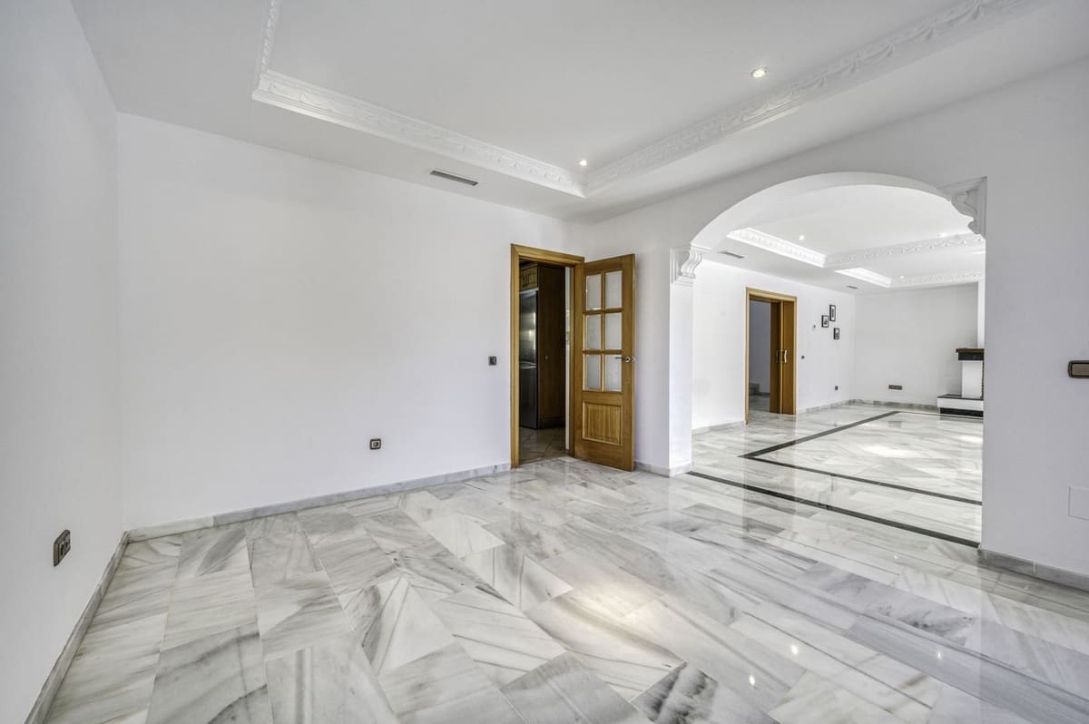 4 sypialnia Willa na sprzedaż w El Rosario z basenem garażem - 2 000 000 € (Ref: 9541768)