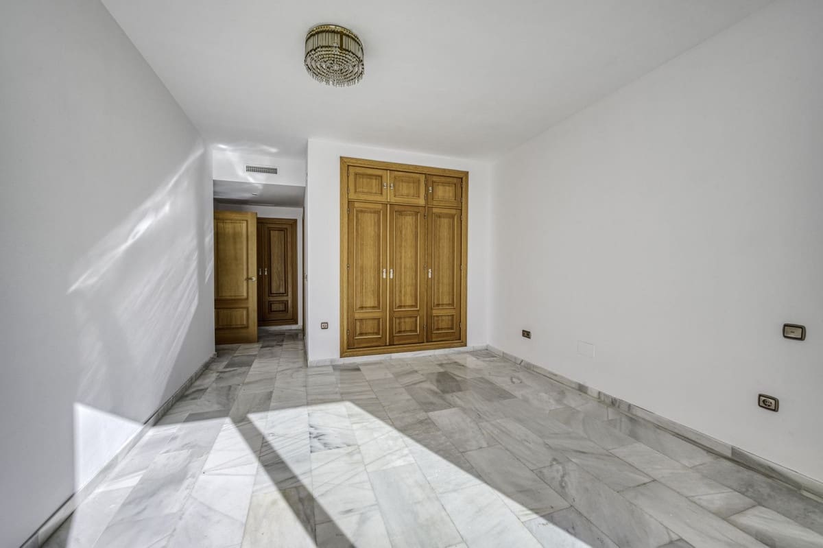 4 sypialnia Willa na sprzedaż w El Rosario z basenem garażem - 2 000 000 € (Ref: 9541768)