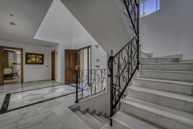 4 sypialnia Willa na sprzedaż w El Rosario, Marbella z basenem garażem - 2 000 000 € (Ref: 9541768)