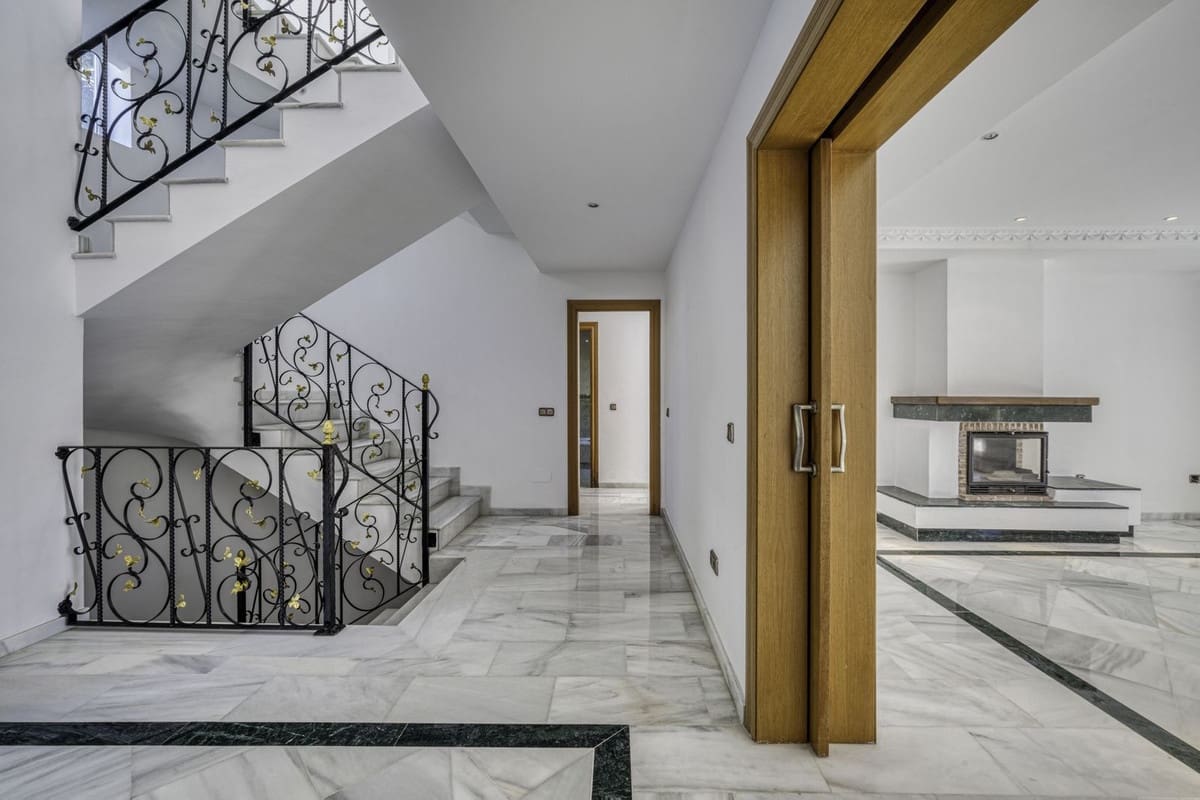 4 sypialnia Willa na sprzedaż w El Rosario z basenem garażem - 2 000 000 € (Ref: 9541768)