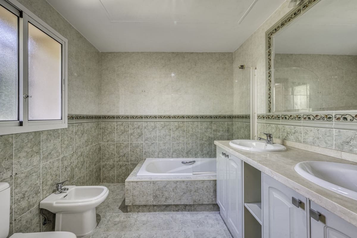 4 sypialnia Willa na sprzedaż w El Rosario z basenem garażem - 2 000 000 € (Ref: 9541768)