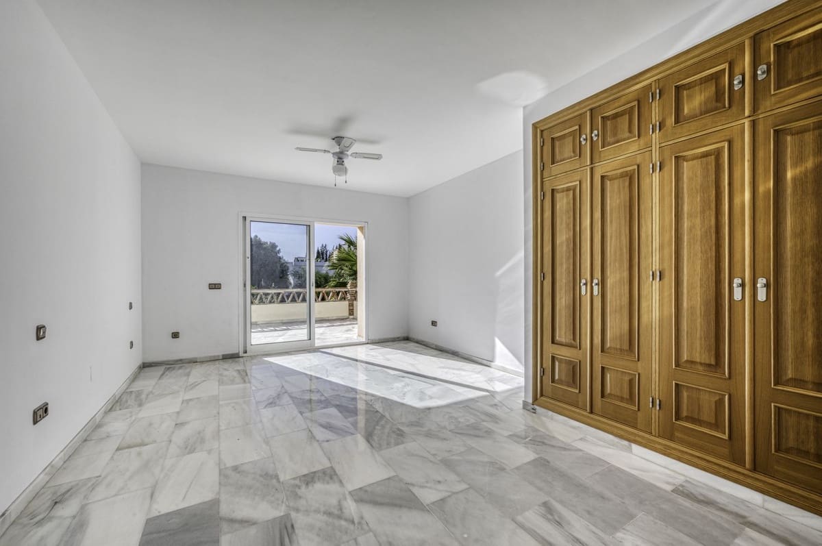 4 sypialnia Willa na sprzedaż w El Rosario z basenem garażem - 2 000 000 € (Ref: 9541768)