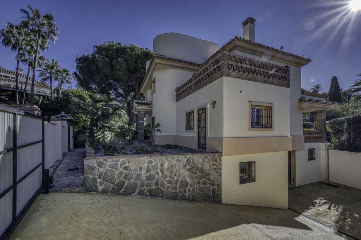 4 sypialnia Willa na sprzedaż w El Rosario z basenem garażem - 2 000 000 € (Ref: 9541768)