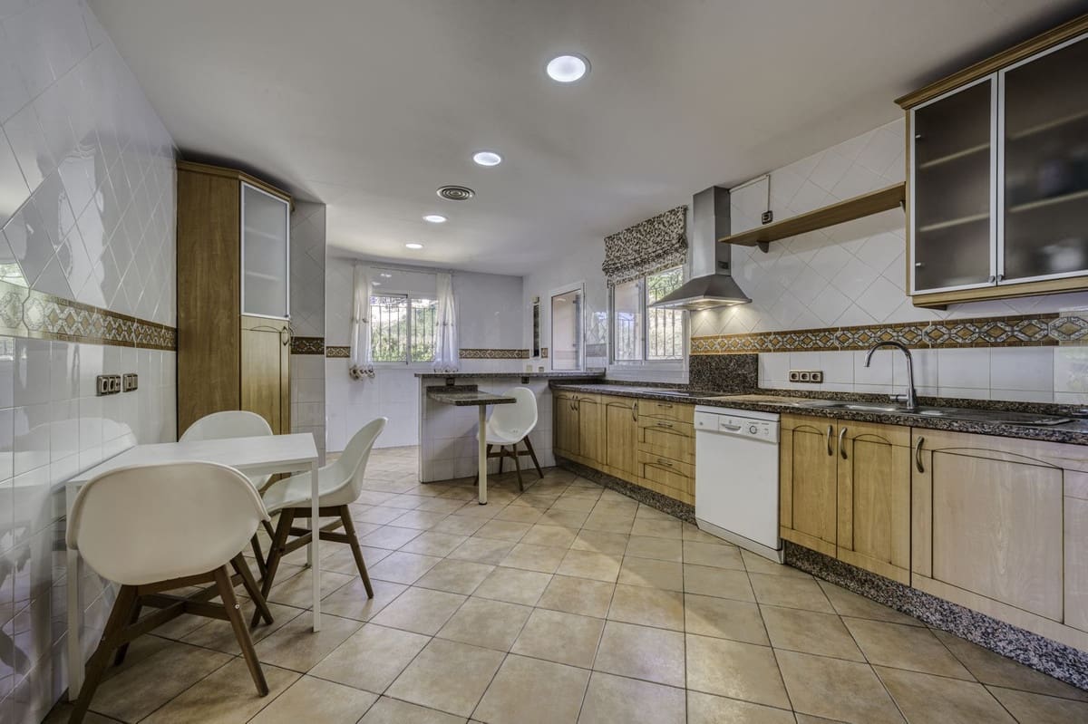 4 sypialnia Willa na sprzedaż w El Rosario z basenem garażem - 2 000 000 € (Ref: 9541768)