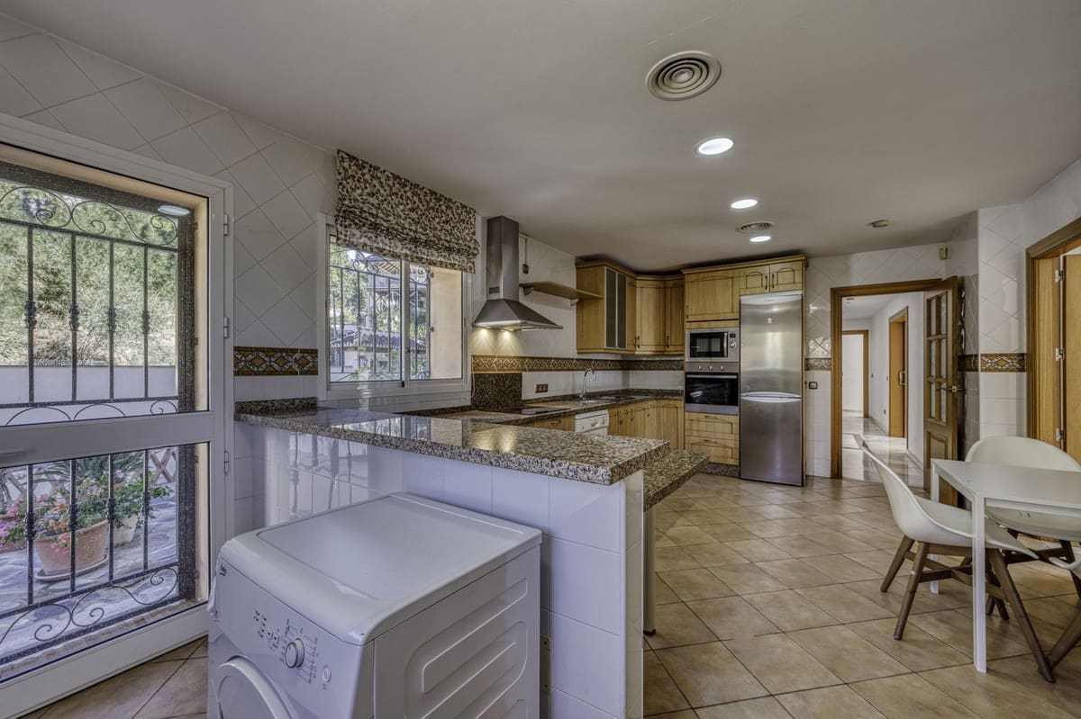 4 sypialnia Willa na sprzedaż w El Rosario z basenem garażem - 2 000 000 € (Ref: 9541768)