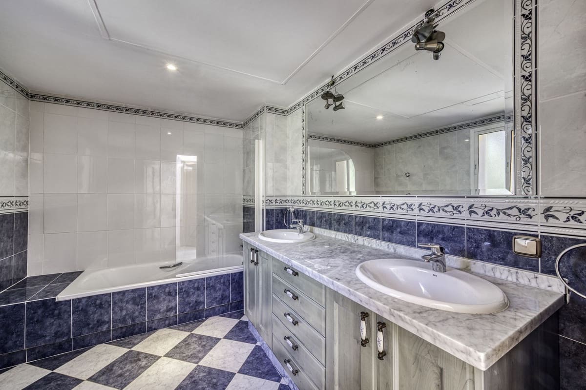 4 sypialnia Willa na sprzedaż w El Rosario z basenem garażem - 2 000 000 € (Ref: 9541768)