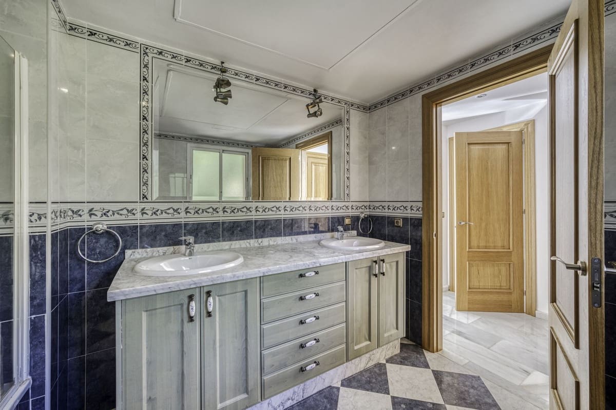 4 sypialnia Willa na sprzedaż w El Rosario z basenem garażem - 2 000 000 € (Ref: 9541768)