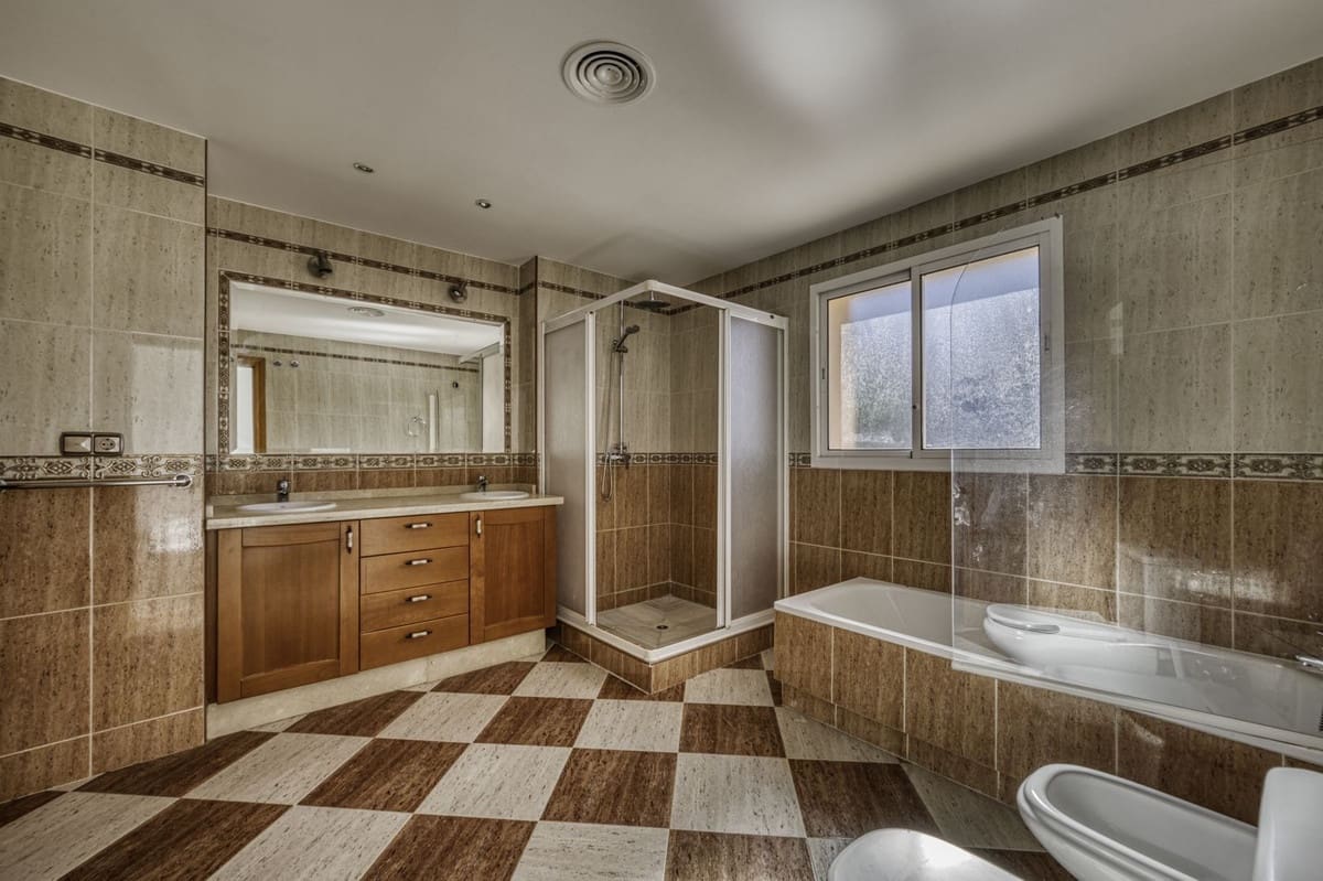 4 sypialnia Willa na sprzedaż w El Rosario z basenem garażem - 2 000 000 € (Ref: 9541768)