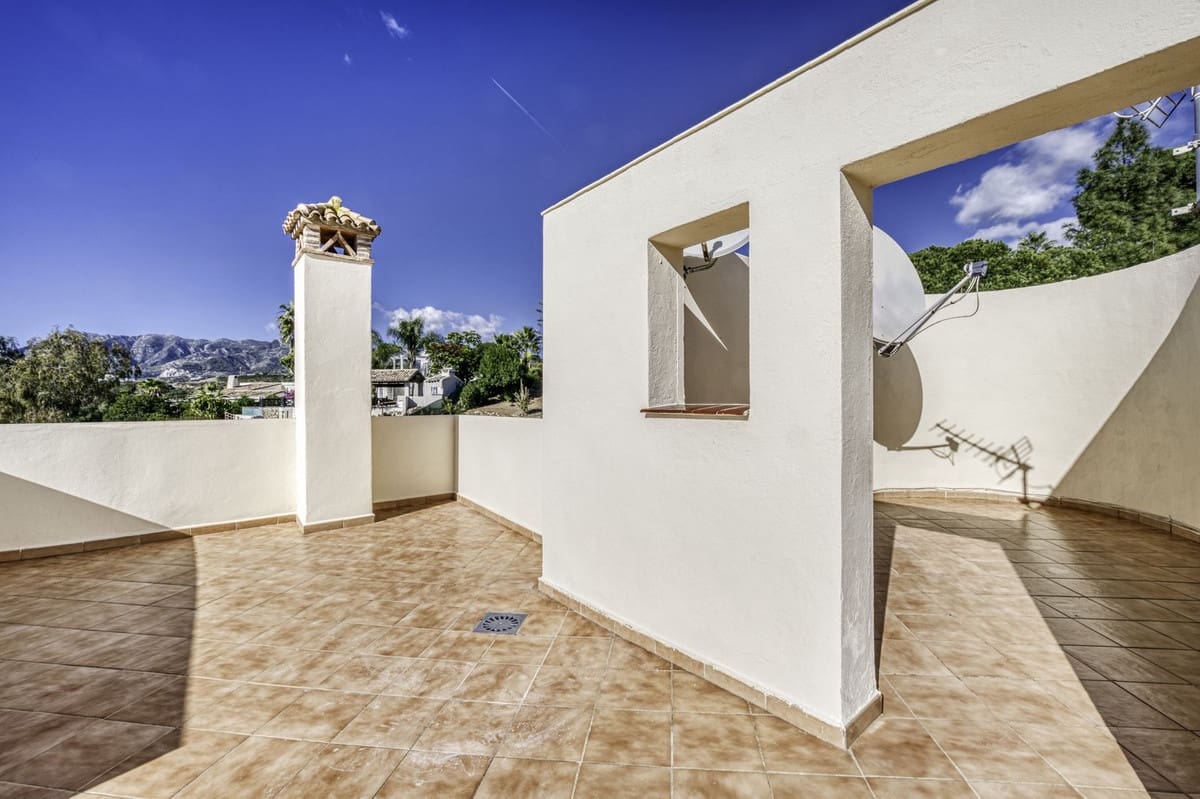 4 sypialnia Willa na sprzedaż w El Rosario z basenem garażem - 2 000 000 € (Ref: 9541768)