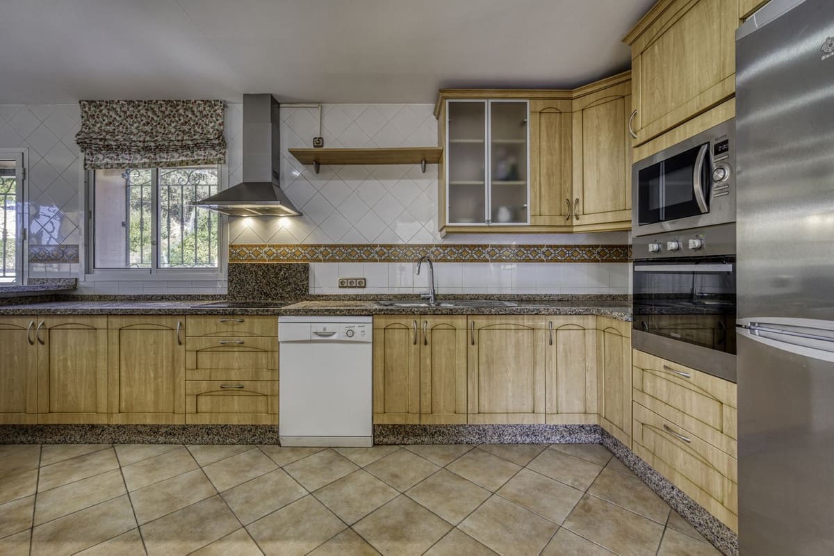 4 sypialnia Willa na sprzedaż w El Rosario z basenem garażem - 2 000 000 € (Ref: 9541768)