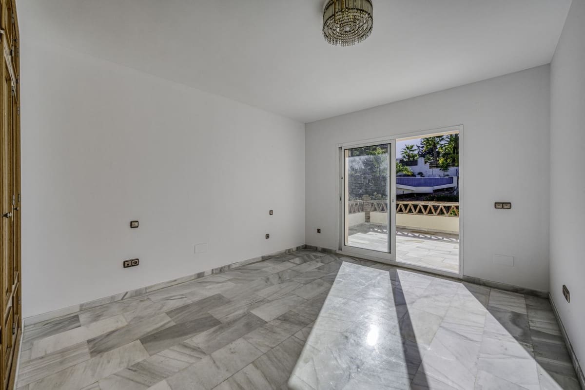 4 sypialnia Willa na sprzedaż w El Rosario z basenem garażem - 2 000 000 € (Ref: 9541768)