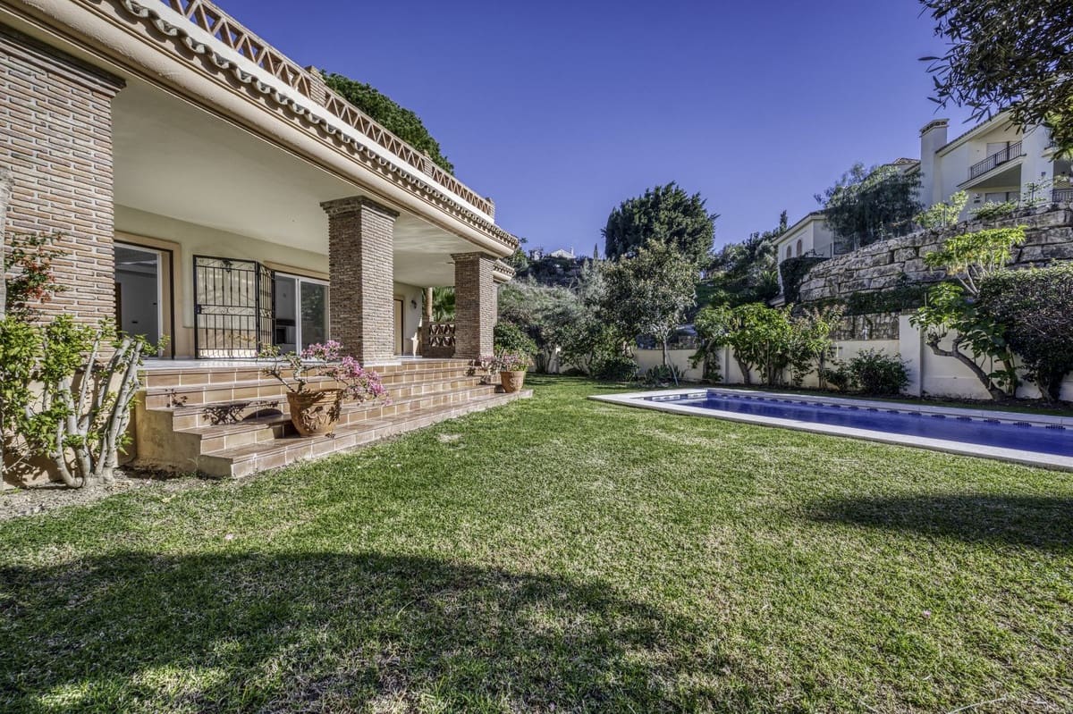 4 sypialnia Willa na sprzedaż w El Rosario z basenem garażem - 2 000 000 € (Ref: 9541768)