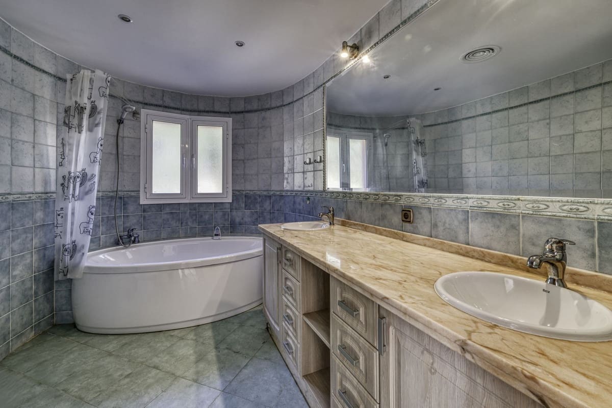 4 sypialnia Willa na sprzedaż w El Rosario z basenem garażem - 2 000 000 € (Ref: 9541768)