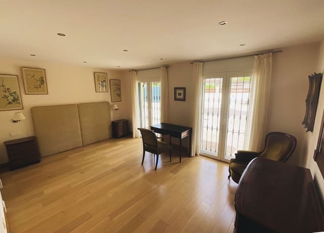 6 bedroom Villa for sale in Marbella with pool garage - € 1,950,000 (Ref: 9541770)