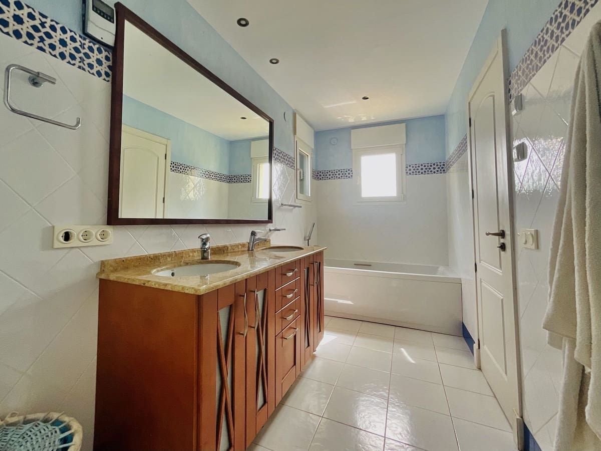 6 quarto Moradia para venda em Marbella com piscina garagem - 1 950 000 € (Ref: 9541770)