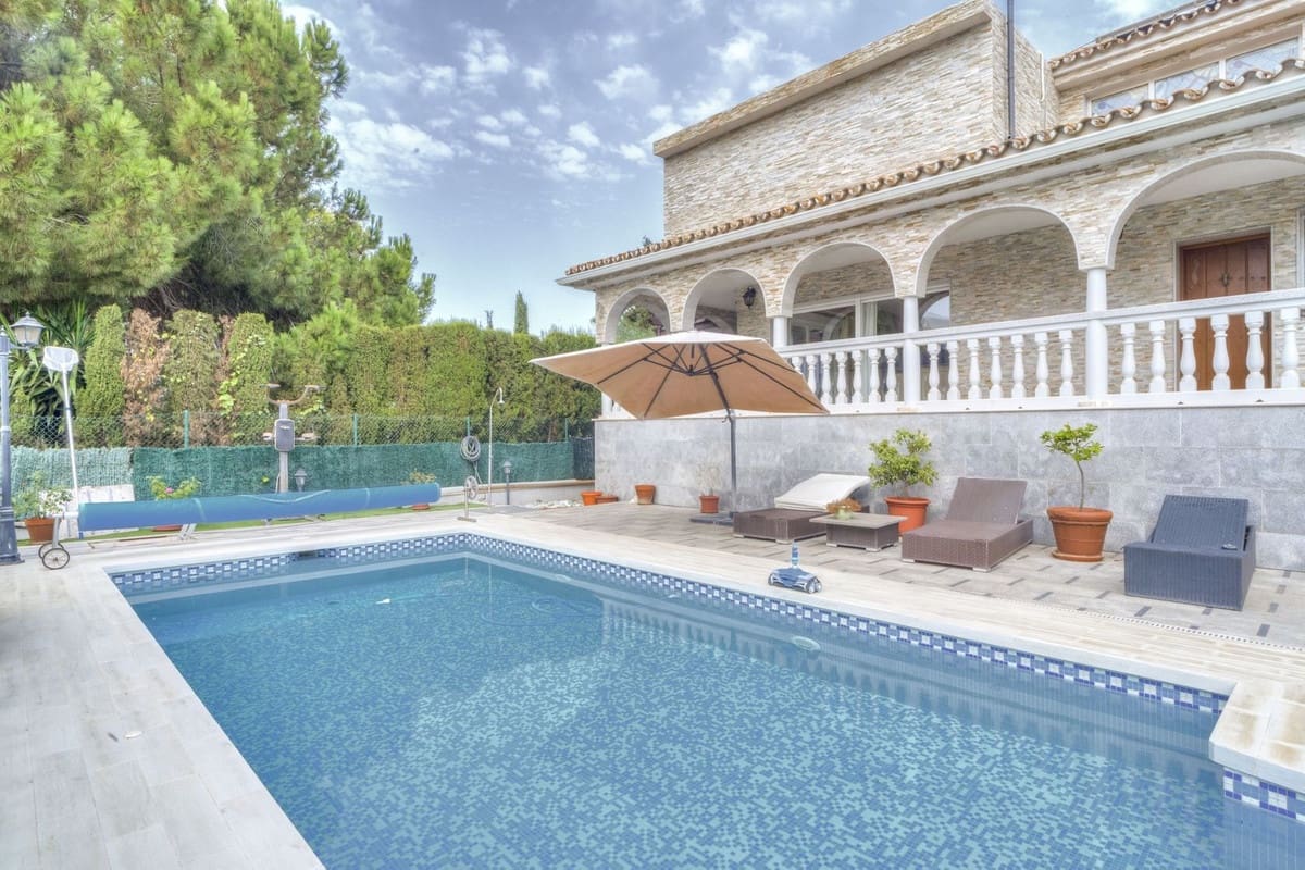 4 bedroom Villa for sale in Carib Playa with pool garage - € 1,250,000 (Ref: 9541772)