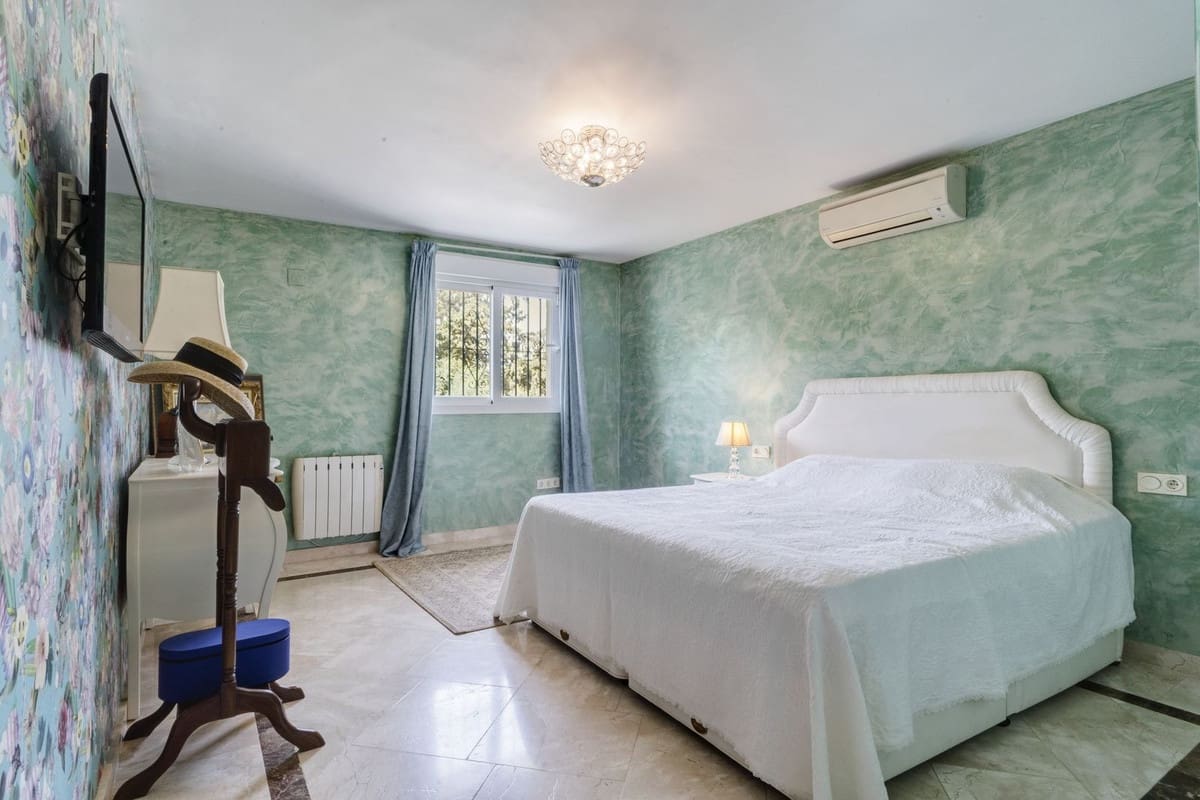 4 bedroom Villa for sale in Carib Playa with pool garage - € 1,250,000 (Ref: 9541772)