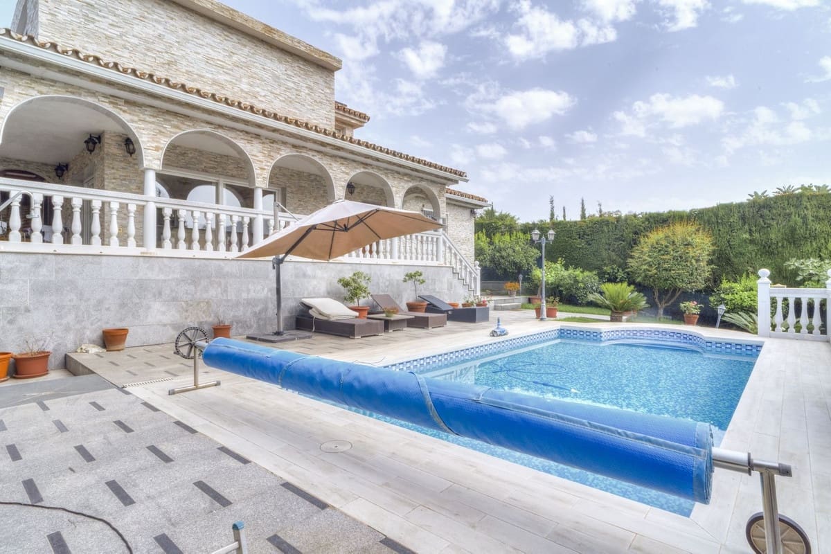 4 bedroom Villa for sale in Carib Playa with pool garage - € 1,250,000 (Ref: 9541772)